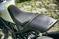 「ヴィットピレン401」の日本仕様は、2人乗りとするため、シートの後端に“手すり”が追加されていたが、「701」はシート中央にベルトが備わっているのでその必要はなく、よりコンセプトモデルに近いスタイリングをかなえている。