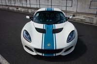 白いボディーにストライプが映える　「ロータス・エリーゼ」の限定車発売の画像