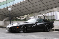 購入してから2度目のドライブにて（1度目は納車時の帰宅だ）、芝浦PAで一休みするバイパーの図。このとき、白い「BMW 3シリーズ カブリオレ（E30）」のオーナーさんに話しかけられたのが、記者の“話しかけられ人生”の始まりだった。