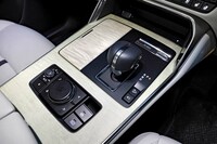 センターコンソールなどには本杢（メープル）のウッドパネルを採用。各所に用いられたクロームメッキの装飾も目を引く。