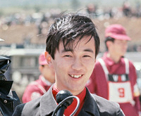 1963年から1966年までプリンスチームに在籍し、日本グランプリをはじめ各種レースに参戦した生沢 徹。第2回日本グランプリ当時は21歳で日本大学芸術学部在学中の学生ドライバーだった。