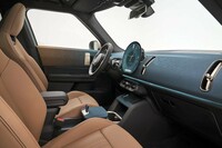 内装はすっかり変わったが、大きな円形のセンターディスプレイや縦型のエアコン吹き出し口など、先代を連想させるデザインも採用されている。