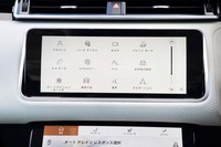 センターコンソールには10インチのディスプレイを装備。インフォテインメントシステム等のソフトウエアはオンラインアップデートで最新の状態に保たれる。