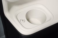 新たに採用された「ホッとカップホルダー」。軽自動車に保温機能付きのドリンクホルダーが採用されたのは、これが初だ。（写真：webCG）
