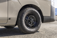 足元はブラック仕上げのスチールホイールで精かんなイメージに。冬季の取材ゆえにバン・ライトトラック用のオールシーズンタイヤ「ミシュラン・アジリス クロスクライメート」を履いていた。