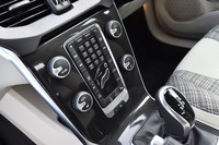 板状のセンターコンソールには、カーナビやエアコン、インフォテインメントシステムのスイッチ類が整然と並ぶ。