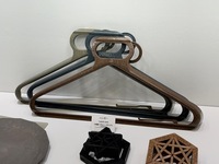 ハンガーやスマートフォンカバー、食器なども展示されていた。もちろんすべて「タブウッド」でできている。