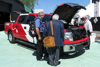 Movin'Onの会場内にて、運河側の広場に展示されたEcoTuned Automobileの「フォードF-150」。フルサイズピックアップトラックとEVというギャップのある組み合わせに、皆興味津々である。