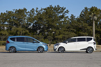 「ホンダ・フリード」（写真左）と「トヨタ・シエンタ」（同右）は、共にに5ナンバーサイズの5ドアボディーに3列シートを備える人気のコンパクトミニバン。今回は、ハイブリッドモデルに試乗した。