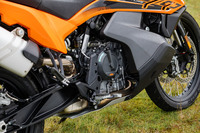 エンジンの排気量は、「790アドベンチャー」の799ccから889ccに拡大。最高出力は95PSから105PSに、最大トルクは88N・mから100N・mにアップしている。