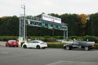 高速道路での「ハンズオフ走行機能」および「ハンズオフ車線変更機能」の試乗体験のため、高速周回路へと向かう次世代「ホンダセンシング360」の試作車（写真右端）。前の2台の「シビック」は、車線変更機能のデモンストレーションにおける“追い抜かれ役”と、右車線を高速で走り、車線変更を妨害する役のクルマである。