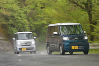 2022年初めに購入した福祉車両「ダイハツ・タントスローパー」（写真前）。ダイハツの新型シャシーDNGAがもたらす走りに舌を巻いた。（写真＝池之平昌信）