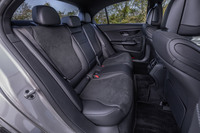 後席の足元空間は、先代モデルよりも21mm拡大（欧州仕様車での数値）。後席左右とリアのウィンドウにはプライバシーガラスが標準で採用されている。