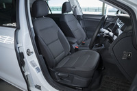 シートカラーは「e-ゴルフ」専用となる「チタンブラック」。運転席と助手席にはシートヒーターが標準で備わる。