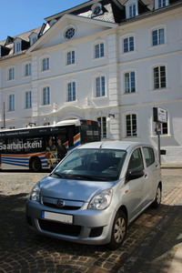 城の近くに佇んでいた「ダイハツ・クオーレ」。