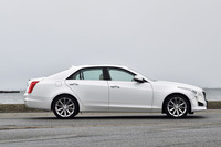 ボディーのスリーサイズは4970×1840×1465mm。もっと引き締まって見えるかもしれないが、実は全長5m級の堂々たるセダンである。