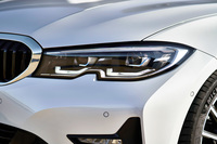 新型「3シリーズ」のヘッドランプ。バンパーとかみ合うような下端のデザインが特徴。フロントグリルとの接合部を見ると、先代にはあった“絞り”がなくなり、そのままの太さでドーンとつながるようになった。