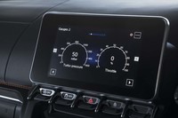インパネ中央には7インチスクリーンが備わる。カーナビは用意されないものの、ターボのブースト圧やアクセル開度（写真）など、さまざまなパラメーターを表示できる。