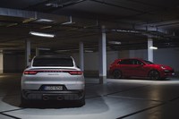 新型「ポルシェ・カイエンGTS」（奥）と「カイエンGTSクーペ」（手前）。