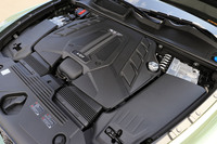 4リッターV8ツインターボエンジンについては、従来モデルから大きな変更はアナウンスされていない。最高出力550PS、最大トルク770N・mを発生する。