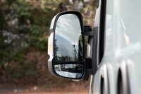 2段重ねのドアミラーは福耳感がすごい。