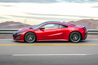 「ホンダNSX」のサイドビュー。フロントまわりの厚みを除くと、そのフォルムやタイヤの位置関係などはフェラーリとよく似ている。