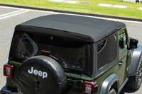 今回の限定車の特徴である「プレミアムサンライダーソフトトップ」。手作業にはなるが、一人でも簡単な作業でソフトトップを開閉できる。