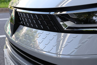 凹凸のあるブロック模様をちりばめたフロントバンパーとグリル、そして新デザインのロザンジュがルノーの最新世代を表現。ブラックのグリルはポリカーボネート製で、透明の小窓を通してボディーカラーが見えるようになっている。