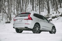 リアビューは、個性的なデザインのコンビランプや2本出しのエキゾーストパイプが目を引く。