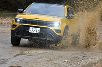 「さなげアドベンチャーフィールド」を走行する「アベンジャー4xeハイブリッド」。専用設計の足まわりはリアモーターの高い駆動力を受け止めるだけでなく、凹凸でもしなやかに動き、悪路でも快適性の向上に寄与していると感じられた。