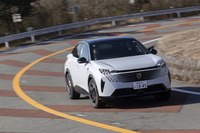 フロントに積まれる駆動用モーターは最高出力214PS/6000rpm、最大トルク343N・m/250-4370rpmを発生。ステランティスと（なにかと話題の）ニデックのジョイントベンチャーであるEMOTORSが生産を担当する。