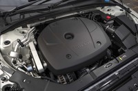 発売時点で設定されるパワープラントは最高出力254ps、最大トルク350Nmの「T5」ユニットのみとなっている。