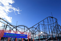 富士急ハイランドは、中央自動車道 河口湖インターを降りてすぐという便利なロケーション。インター手前でその姿が見えてくると胸が高まる。