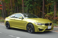 2014年1月のデトロイトショーでデビューし、同年2月に日本でも注文受け付けが開始された「BMW M4」。3リッター直6ツインターボエンジンは、最高出力431PS、最大トルク550N・mを発生した。