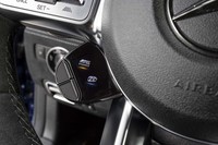 ステアリングホイールのセンター下方に備わる「AMGドライブコントロールスイッチ」。液晶の画面が備わっており、どの項目を切り替えるか、ボタンの割り当てが可能。