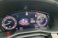 「CX-80」のドライブモードセレクター「Mi-Drive」では、「SPORT」「NORMAL」「OFF-ROAD」の3種類から走行プログラムが選択できるようになっている。「XD」と「XD Sパッケージ」以外のモデルには12.3インチのフル液晶メーターが標準装備とされる。