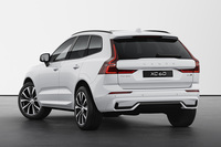 サイドウィンドウトリムやリアバンパーにもグロッシーブラックのアクセントが入る。