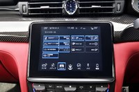 レーンキープアシストやアクティブブラインドスポットアシストなどの先進運転支援システムは、センターモニターを介してオン／オフを行う。