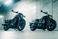 現行ラインナップには「スポーツスターS」（写真右）という別機種も存在するが、むしろナイトスターのほうが、既存の「スポーツスター」の意匠を受け継いでいるといえる。