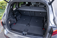 荷室容量は3列目シート使用時の130リッターから、3列目と2列目シート格納時の1680リッターまで拡大が可能。写真は3列目シートを格納した様子。