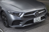 新世代のメルセデスデザインをまとった先兵としてデビューした「CLSクーペ」。新たなフロントマスクの造形は、続いてデビューした新型の「Aクラス」や「Bクラス」にも採り入れられている。