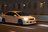 辰巳PAから帰路で、今度は3代目「シビック タイプR」を発見。乗り心地がウルトラハードで有名なマシンである。こよいの「R」との遭遇率の高さに、車内はふたたびコーフンに包まれた。