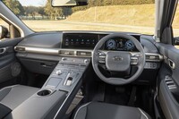 2つの大型スクリーンと幅広のセンターコンソールが主張するインテリア。カーナビの設定はないが「Apple CarPlay」と「Android Auto」に対応している。