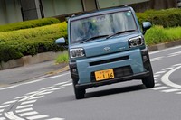 今回はオンロードを主体に試乗したが、オフロードの走破性も自慢。最低地上高は190mmで、凹凸路でのタイヤの空転を抑える「グリップサポート」も備わる。