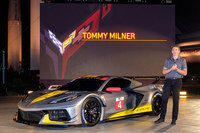 「コルベットC8.R」とレーシングドライバーのトミー・ミルナー選手。