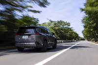 【トヨタRAV4アドベンチャーのスペック】
	ボディーサイズ：全長×全幅×全高＝4620×1880×1680mm／ホイールベース：2690mm／車重：1710kg／駆動方式：4WD／エンジン：2.5リッター直4 DOHC 16バルブ／フロントモーター：交流同期電動機／リアモーター：交流同期電動機／トランスミッション：CVT／エンジン最高出力：186PS（137kW）/6000rpm／エンジン最大トルク：221N・m（22.5kgf・m）/3600-5200rpm／フロントモーター最高出力：136PS（100kW）／フロントモーター最大トルク：208N・m（21.2kgf・m）／リアモーター最高出力：54PS（40kW）／リアモーター最大トルク：121N・m（12.3kgf・m）／システム最高出力：240PS（177kW）／タイヤ：（前）235/60R18 103H XL／（後）235/60R18 103H XL（ダンロップeスポーツマックス）／燃費：22.9km/リッター（WLTCモード）／価格：450万円