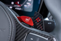 ステアリングホイールに備わる「M2」ボタン。ドライバーが設定した制御の組み合わせはクルマに記憶させることが可能で、「M1／M2」ボタンで瞬時に呼び出せる。