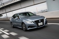 現行型「クラウン」は国内専売車でありながら、ドイツ・ニュルブルクリンクの北コースで鍛えたという走行性能が自慢だ。