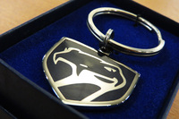 こちらがその「バイパー」のキーホルダー。無傷なのはもちろん、指紋もなし。そもそも使われた形跡がない。ご覧の通りの美しさである。