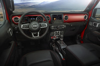 インテリアは、ベースとなった「ラングラー」と基本的に同一のデザインを採用する。